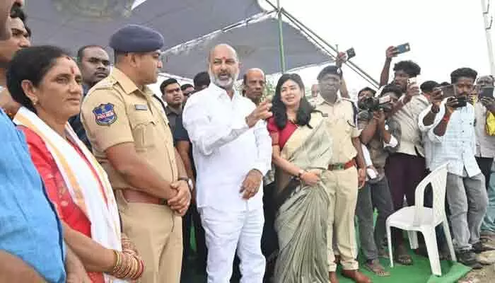 15వ ఆర్థిక సంఘం నిధులు మళ్లిస్తే ఊరుకునేది లేదు:బండి సంజయ్ 15వ ఆర్థిక సంఘం నిధులు మళ్లిస్తే ఊరుకునేది లేదు:బండి సంజయ్