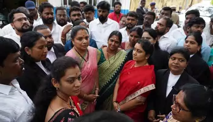 బీసీ రిజర్వేషన్ల కోసం రైల్ రోకో కేసు.. రైల్వే కోర్టుకు కవిత హాజరు బీసీ రిజర్వేషన్ల కోసం రైల్ రోకో కేసు.. రైల్వే కోర్టుకు కవిత హాజరు