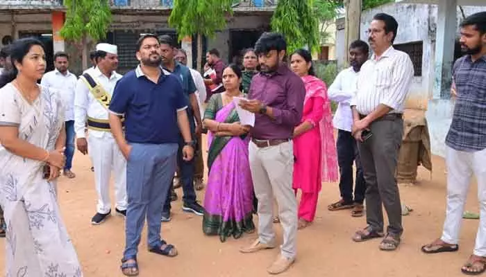 అనధికారికంగా గైర్హాజరైన ముగ్గురు ఉపాధ్యాయులను సస్పెండ్ చేయాలని డీఈఓకు ఆదేశించిన కలెక్టర్ అనధికారికంగా గైర్హాజరైన ముగ్గురు ఉపాధ్యాయులను సస్పెండ్ చేయాలని డీఈఓకు ఆదేశించిన కలెక్టర్