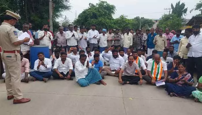 ఆక్రమణకు గురైన భూమిని పేదలకు పంచాలని రాస్తారోకో.. ఆక్రమణకు గురైన భూమిని పేదలకు పంచాలని రాస్తారోకో..