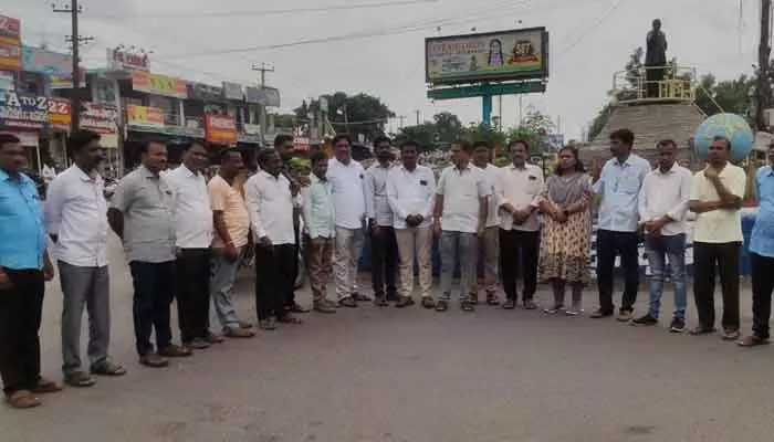 ఈశ్వరమ్మ యాదవ్ను దూషించిన వ్యక్తిని కఠినంగా శిక్షించాలి.. ఈశ్వరమ్మ యాదవ్ను దూషించిన వ్యక్తిని కఠినంగా శిక్షించాలి..