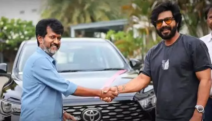 జాక్ పాట్ కొట్టిన దర్శకుడు.. ‘గట్టకుస్తీ-2’ హిట్ కావడంతో ఖరీదైన బహుమతులు ఇచ్చిన విష్ణు విశాల్ జాక్ పాట్ కొట్టిన దర్శకుడు.. ‘గట్టకుస్తీ-2’ హిట్ కావడంతో ఖరీదైన బహుమతులు ఇచ్చిన విష్ణు విశాల్