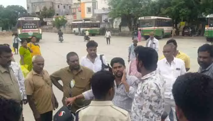 సూర్యాపేట కొత్త బస్టాండ్లో ఉద్రిక్తత సూర్యాపేట కొత్త బస్టాండ్లో ఉద్రిక్తత