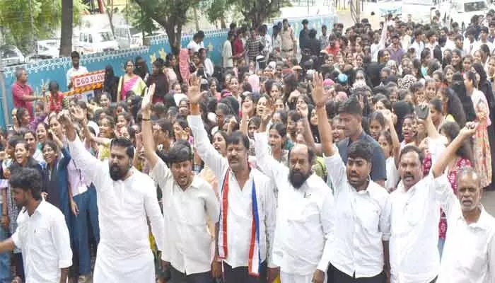 విద్యార్థులపై తీసుకొచ్చిన రెవెన్యూ రికవరీ యాక్ట్ ను తక్షణమే ఉపసంహరించుకోవాలి విద్యార్థులపై తీసుకొచ్చిన రెవెన్యూ రికవరీ యాక్ట్ ను తక్షణమే ఉపసంహరించుకోవాలి