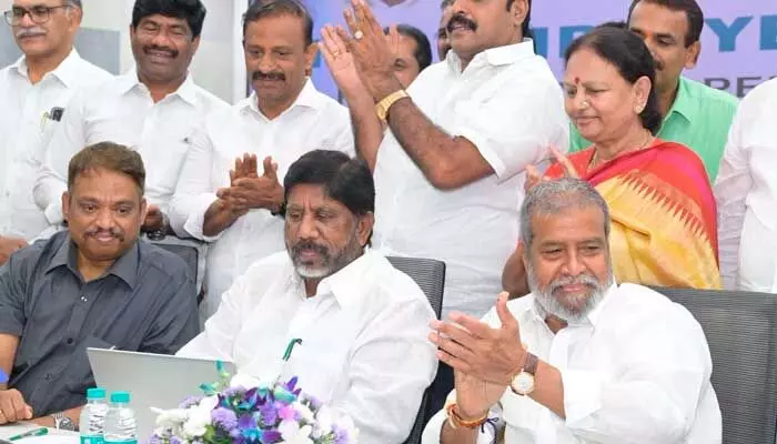 కొత్త హెల్త్ కార్డులతో వైద్య సేవలు: ధన్యవాదాలు తెలిపిన ట్రెసా కొత్త హెల్త్ కార్డులతో వైద్య సేవలు: ధన్యవాదాలు తెలిపిన ట్రెసా