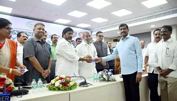 నగదు రహిత వైద్యం చారిత్రాత్మక నిర్ణయం.. ప్రభుత్వానికి జేఏసీ చైర్మన్ లచ్చిరెడ్డి కృతజ్ఞతలు నగదు రహిత వైద్యం చారిత్రాత్మక నిర్ణయం.. ప్రభుత్వానికి జేఏసీ చైర్మన్ లచ్చిరెడ్డి కృతజ్ఞతలు