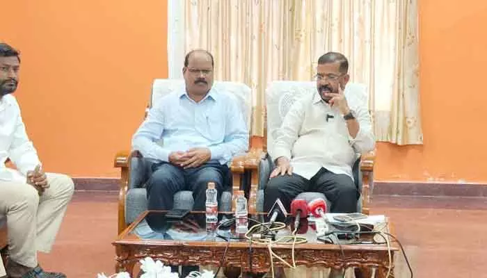 కాకతీయ యూనివర్సిటీని రాజకీయ వేదికగా మార్చొద్దు: ఎమ్మెల్యే నాయిని కాకతీయ యూనివర్సిటీని రాజకీయ వేదికగా మార్చొద్దు: ఎమ్మెల్యే నాయిని
