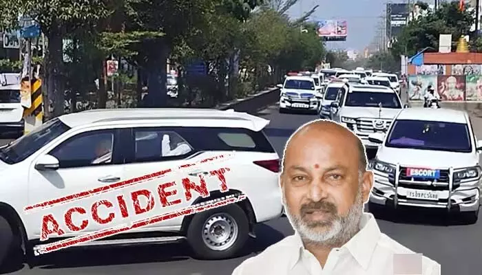 Accident: కాన్వాయ్కి స్వల్ప ప్రమాదం.. కేంద్ర మంత్రి బండి సంజయ్కి తప్పిన ముప్పు Accident: కాన్వాయ్కి స్వల్ప ప్రమాదం.. కేంద్ర మంత్రి బండి సంజయ్కి తప్పిన ముప్పు