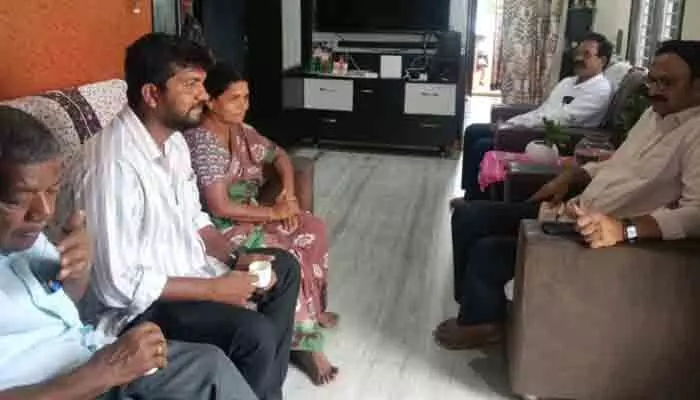 మోకాలి నొప్పితో బాధపడుతున్న కౌన్సిలర్ స్వరూపను పరామర్శించిన తుంబూరు దయాకర్ రెడ్డి మోకాలి నొప్పితో బాధపడుతున్న కౌన్సిలర్ స్వరూపను పరామర్శించిన తుంబూరు దయాకర్ రెడ్డి