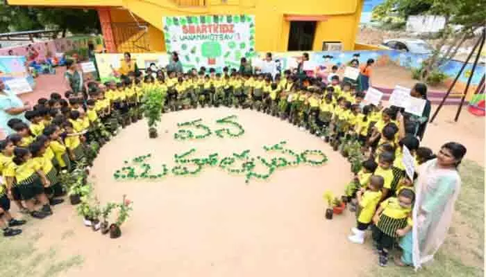 స్మార్ట్ కిడ్జ్ లో మొక్కలు నాటిన చిట్టి చేతులు స్మార్ట్ కిడ్జ్ లో మొక్కలు నాటిన చిట్టి చేతులు