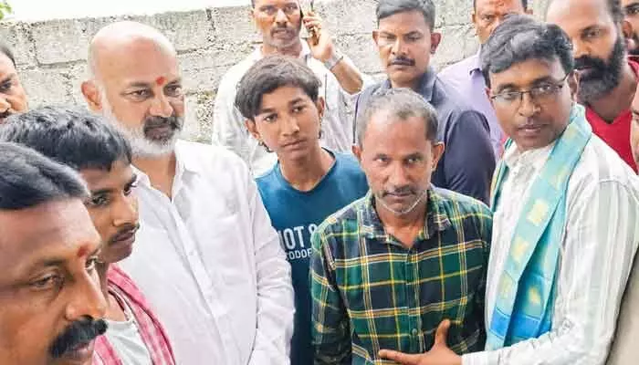 బండి సంజయ్ ముస్తాబాద్ పర్యటన.. బండి సంజయ్ ముస్తాబాద్ పర్యటన..