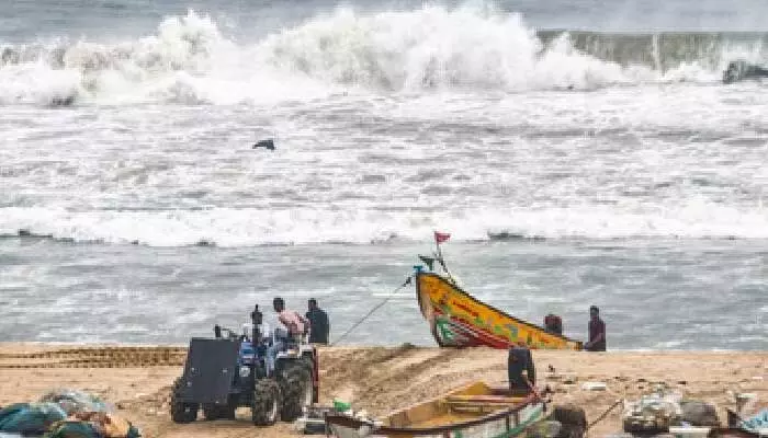 ఒడిశా తీరం వైపు వెళ్లొద్దు: మత్య్సకారులకు హెచ్చరిక ఒడిశా తీరం వైపు వెళ్లొద్దు: మత్య్సకారులకు హెచ్చరిక