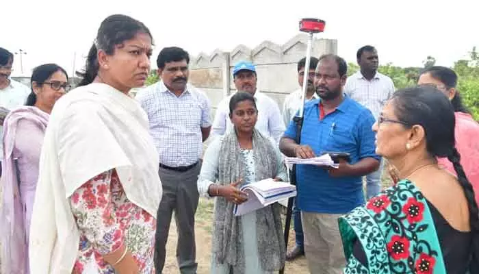 రీ సర్వేను పకడ్బందీగా పూర్తి చేయాలి: కలెక్టర్ చిత్రా మిశ్రా రీ సర్వేను పకడ్బందీగా పూర్తి చేయాలి: కలెక్టర్ చిత్రా మిశ్రా