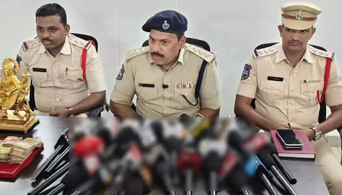 హుస్నాబాద్లో వరుస దొంగతనాల కేసు ఛేదించిన పోలీసులు హుస్నాబాద్లో వరుస దొంగతనాల కేసు ఛేదించిన పోలీసులు