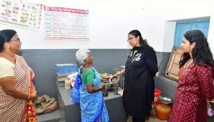 విధుల పట్ల నిర్లక్ష్యం వహించిన అంగన్వాడీ టీచర్, ఆయాలకు షోకాజ్ నోటీస్ జారీ విధుల పట్ల నిర్లక్ష్యం వహించిన అంగన్వాడీ టీచర్, ఆయాలకు షోకాజ్ నోటీస్ జారీ