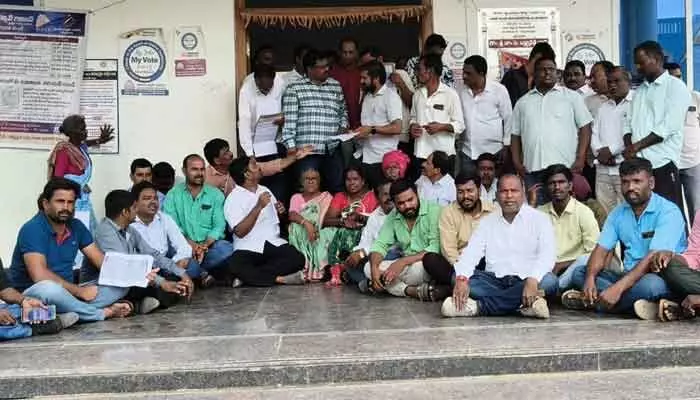 మొక్కజొన్న డబ్బులు చెల్లించడంలో అవకతవకలపై రైతుల ఆగ్రహం మొక్కజొన్న డబ్బులు చెల్లించడంలో అవకతవకలపై రైతుల ఆగ్రహం