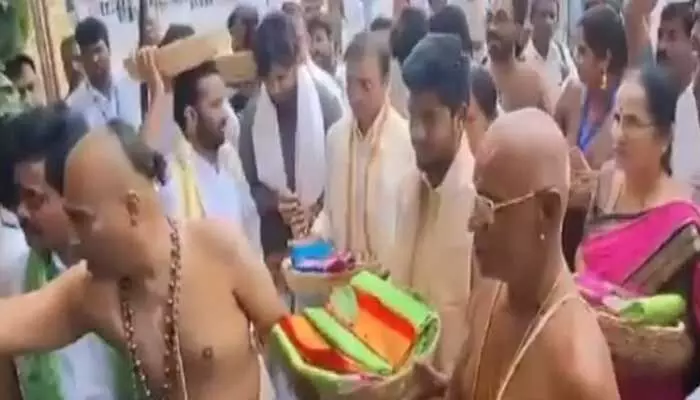 ఒకరికి బదులు మరొకరికి శ్రీవారి ఆలయ ప్రవేశం.. విమర్శల వెల్లువ ఒకరికి బదులు మరొకరికి శ్రీవారి ఆలయ ప్రవేశం.. విమర్శల వెల్లువ