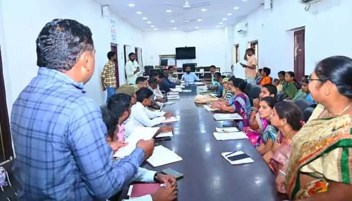 బీఎల్వో సంబంధిత అధికారులతో కలెక్టర్ సమీక్ష బీఎల్వో సంబంధిత అధికారులతో కలెక్టర్ సమీక్ష