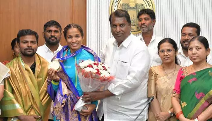 అథ్లెటిక్స్లో తెలంగాణ బిడ్డ సత్తా.. సత్కరించిన మంత్రి అడ్లూరి అథ్లెటిక్స్లో తెలంగాణ బిడ్డ సత్తా.. సత్కరించిన మంత్రి అడ్లూరి
