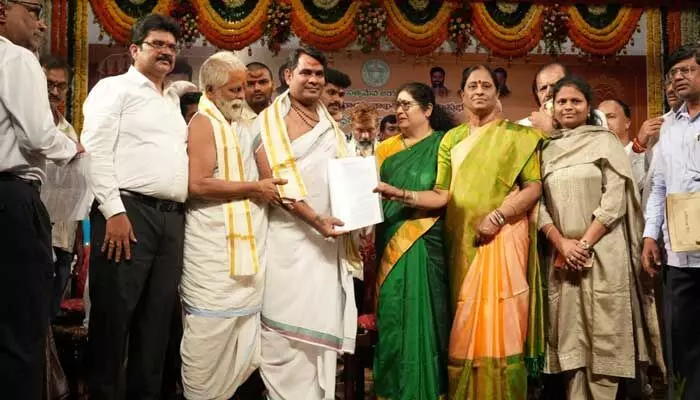 దేవాదాయ శాఖలో 191 మందికి నియామక పత్రాలు దేవాదాయ శాఖలో 191 మందికి నియామక పత్రాలు