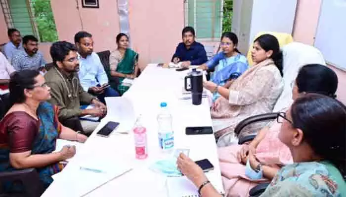 అపరిశుభ్రతపై కలెక్టర్ ఆగ్రహం అపరిశుభ్రతపై కలెక్టర్ ఆగ్రహం
