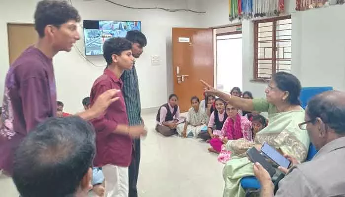 నీళ్లు అడిగితే చెప్పుతో కొడతా అంటారా.. ఆర్సీఓపై విద్యార్థుల తీవ్ర ఆరోపణలు నీళ్లు అడిగితే చెప్పుతో కొడతా అంటారా.. ఆర్సీఓపై విద్యార్థుల తీవ్ర ఆరోపణలు