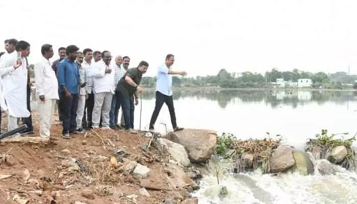 త్వరలో పటేల్ కుంట చెరువుకు మోక్షం.. పరిశీలించిన ఎమ్మెల్యే బండారి లక్ష్మారెడ్డి త్వరలో పటేల్ కుంట చెరువుకు మోక్షం.. పరిశీలించిన ఎమ్మెల్యే బండారి లక్ష్మారెడ్డి