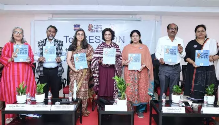 మహిళల భద్రతలో పురుషుల భాగస్వామ్యం కీలకం: డీజీ చారు సిన్హా మహిళల భద్రతలో పురుషుల భాగస్వామ్యం కీలకం: డీజీ చారు సిన్హా