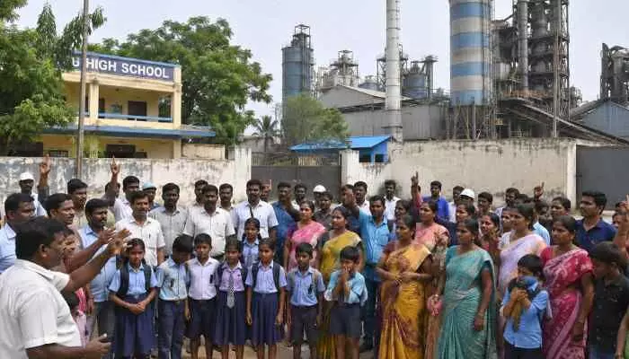 చిన్నారుల ఊపిరితో చెలగాటం చిన్నారుల ఊపిరితో చెలగాటం