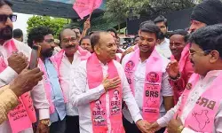 నల్గొండ చౌరస్తాలో గులాబీ సందడి..  ‘యువ సంగ్రామ సభ’కు భారీ ర్యాలీగా తరలిన బీఆర్ఎస్ శ్రేణులు