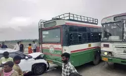 గోదావరి బ్రిడ్జిపై రెండు ఆర్టీసీ బస్సులు ఢీ గోదావరి బ్రిడ్జిపై రెండు ఆర్టీసీ బస్సులు ఢీ