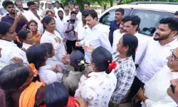 మార్గమధ్యలో మహిళా కూలీలతో ముచ్చటించిన మంత్రి పొంగులేటి మార్గమధ్యలో మహిళా కూలీలతో ముచ్చటించిన మంత్రి పొంగులేటి
