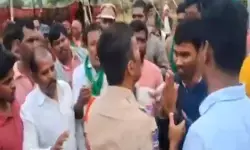 శంషాబాద్ బహదూర్గూడలో మరోసారి ఉద్రిక్తత.. పోలీసులపై కారం చల్లి దాడి చేసిన రైతులు శంషాబాద్ బహదూర్గూడలో మరోసారి ఉద్రిక్తత.. పోలీసులపై కారం చల్లి దాడి చేసిన రైతులు