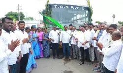అనంతపల్లికి ఆర్టీసీ బస్సు సేవలు.. బస్సు నడిపి ప్రజల్లో ఉత్సాహం నింపిన ఎమ్మెల్యే మేడిపల్లి సత్యం అనంతపల్లికి ఆర్టీసీ బస్సు సేవలు.. బస్సు నడిపి ప్రజల్లో ఉత్సాహం నింపిన ఎమ్మెల్యే మేడిపల్లి సత్యం