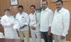 కరీంనగర్ కార్పొరేషన్లో సిటీ బస్సులు నడపాలని మంత్రి పొన్నం ప్రభాకర్కు వినతిపత్రం కరీంనగర్ కార్పొరేషన్లో సిటీ బస్సులు నడపాలని మంత్రి పొన్నం ప్రభాకర్కు వినతిపత్రం