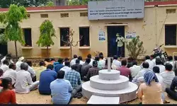 అక్రమ పట్టాలను రద్దు చేయాలని తహసీల్దార్ కార్యాలయం ఎదుట గ్రామస్తుల ధర్నా అక్రమ పట్టాలను రద్దు చేయాలని తహసీల్దార్ కార్యాలయం ఎదుట గ్రామస్తుల ధర్నా