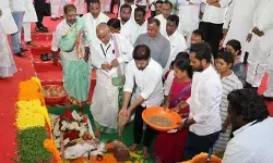 అందె శ్రీ పాటలు తూటాలై.. గడిలను బద్దలు కొట్టాయి : రేవంత్ రెడ్డి అందె శ్రీ పాటలు తూటాలై.. గడిలను బద్దలు కొట్టాయి : రేవంత్ రెడ్డి
