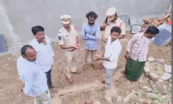 గట్టు: గుప్తనిధుల్లో మిగిలిన నాణేలు స్వాధీనం గట్టు: గుప్తనిధుల్లో మిగిలిన నాణేలు స్వాధీనం