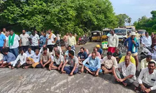 విద్యుత్ కోతలపై రైతుల ఆందోళన.. అయిలాపూర్‌లో రాస్తారోకో