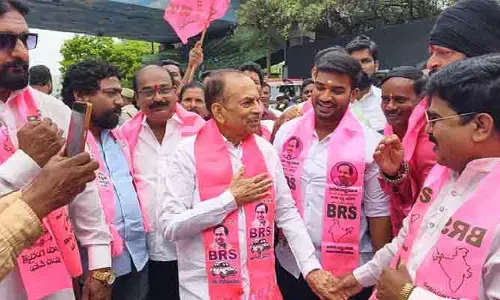 నల్గొండ చౌరస్తాలో గులాబీ సందడి..  ‘యువ సంగ్రామ సభ’కు భారీ ర్యాలీగా తరలిన బీఆర్ఎస్ శ్రేణులు