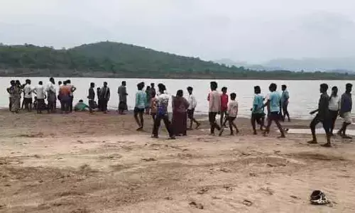 చేపల వేటకు వెళ్లి ఐదుగురు గల్లంతు.. ఇద్దరి మృతదేహాలు లభ్యం