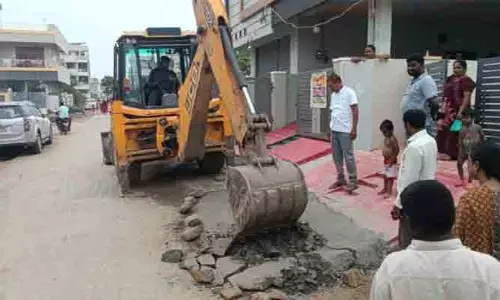 ప్రభుత్వ రోడ్లపై అక్రమ ర్యాంపుల తొలగింపు