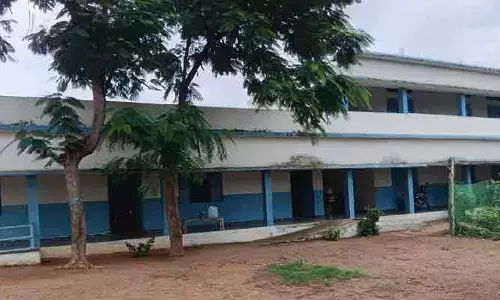 విద్యార్థులు తక్కువ.. టీచర్లు ఎక్కువ
