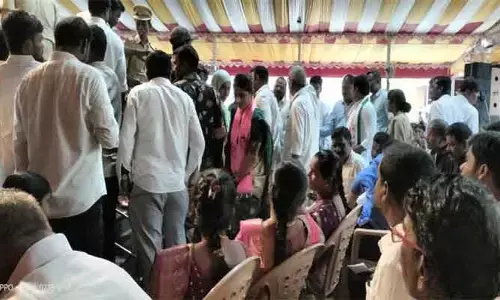 వేదికపైకి అనుమతి నిరాకరణ.. సర్పంచుల ఆగ్రహం