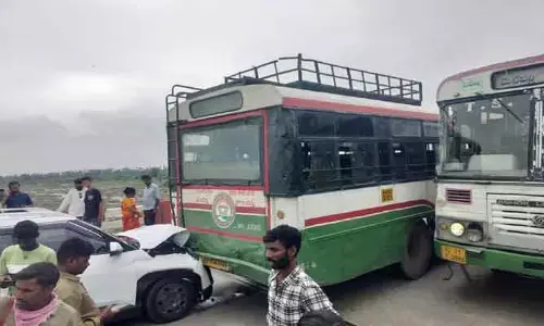 గోదావరి బ్రిడ్జిపై రెండు ఆర్టీసీ బస్సులు ఢీ