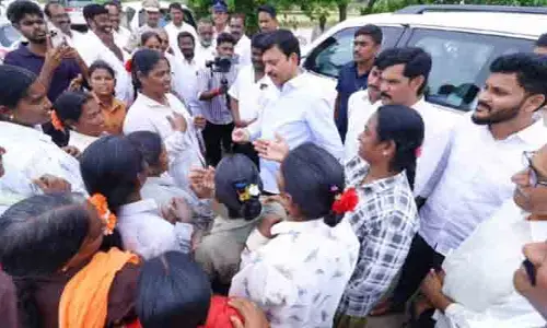 మార్గమధ్యలో మహిళా కూలీలతో ముచ్చటించిన మంత్రి పొంగులేటి
