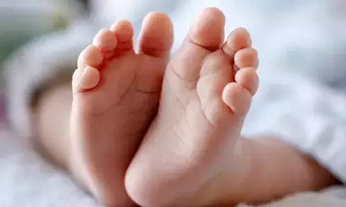 భార్యతో గొడవలు.. 18 రోజుల పసికందును నేలకేసి కొట్టి చంపిన తండ్రి