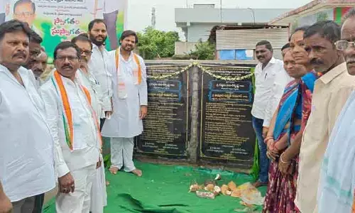 ధర్మారం మండల కేంద్రంలో పర్యటించిన పెద్దపల్లి ఎంపీ వంశీకృష్ణ