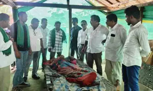 ఫారెస్ట్ అధికారుల దాడిలో గాయపడిన ఆదివాసీ మహిళలను పరామర్శించిన ఆదివాసీ నాయకులు