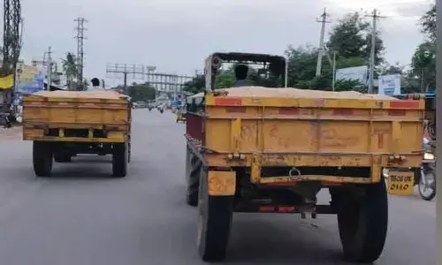 కలెక్టర్ కార్యాలయం ముందు నుంచే ఇసుక ట్రాక్టర్లు రయ్ రయ్..